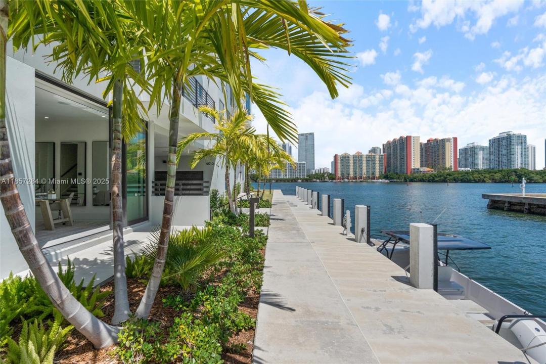 4008 NE 167th St 6, North Miami Beach, Floryda 33160, USA