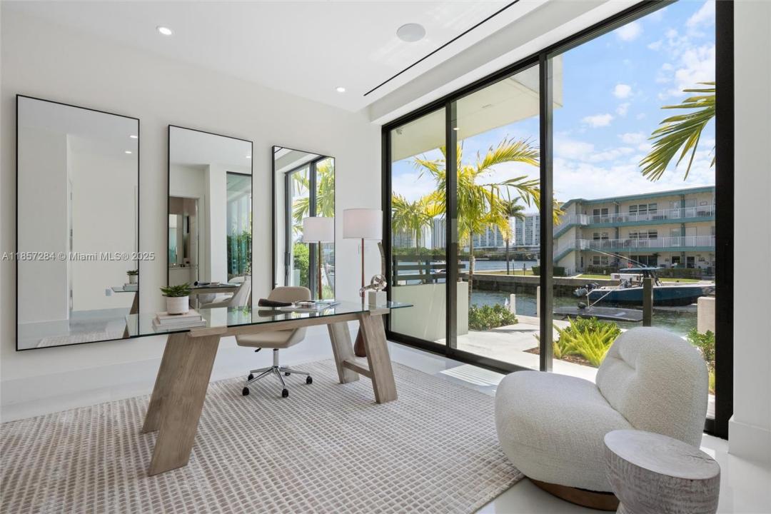 4008 NE 167th St 6, North Miami Beach, Floryda 33160, USA