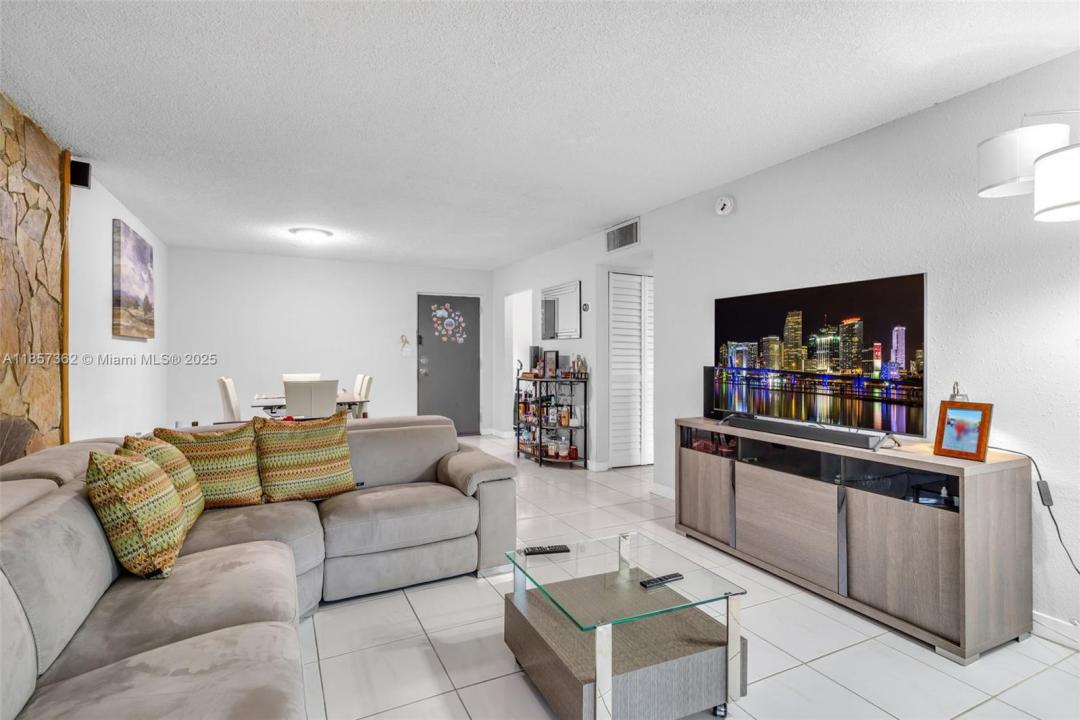 8501 NW 8th St 105, Miami, フロリダ 33126, アメリカ合衆国