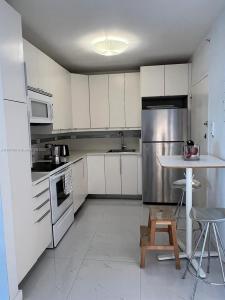5601 Collins Ave 1115, Miami Beach, Florida 33140, USA