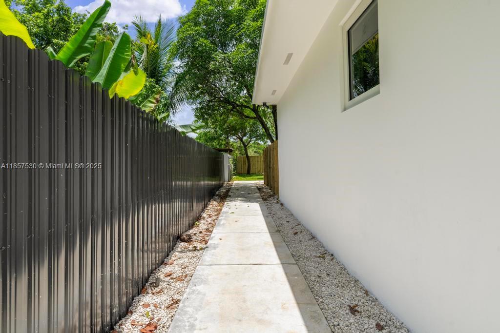 1116 NW 51st Ter REAR, Miami, Florida 33127, Estados Unidos