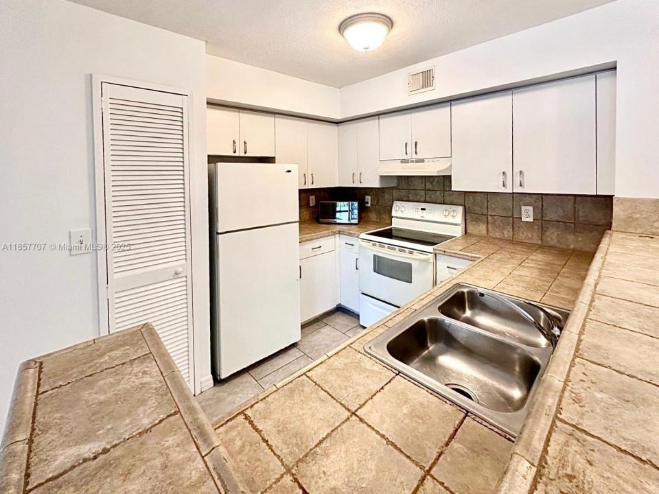1721 Village Blvd 203, West Palm Beach, Florida 33409, USA