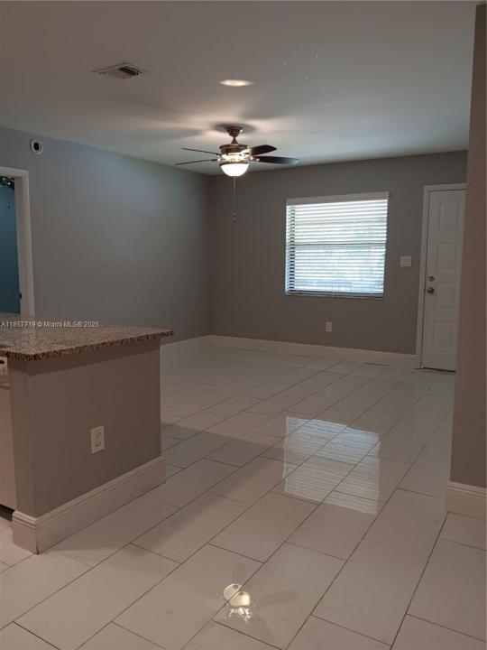 6040 Shakerwood Cir 208, Tamarac, Flórida 33319, Estados Unidos