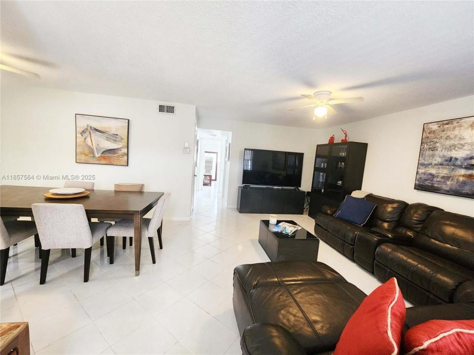 580 Egret Dr 322, Hallandale Beach, Florida 33009