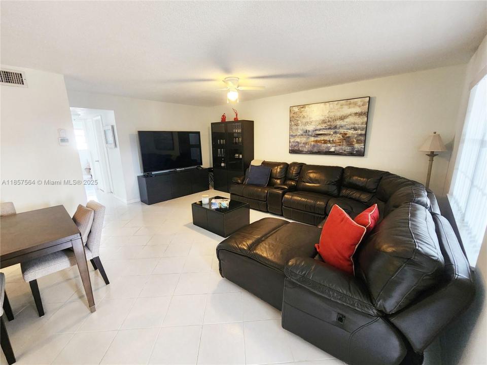 580 Egret Dr 322, Hallandale Beach, Florida 33009