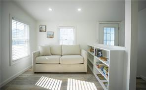 28 Crest Street, Middletown, RI 02842, USA