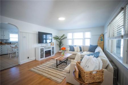 19 Crest Street, Middletown, Rhode Island 02842, USA