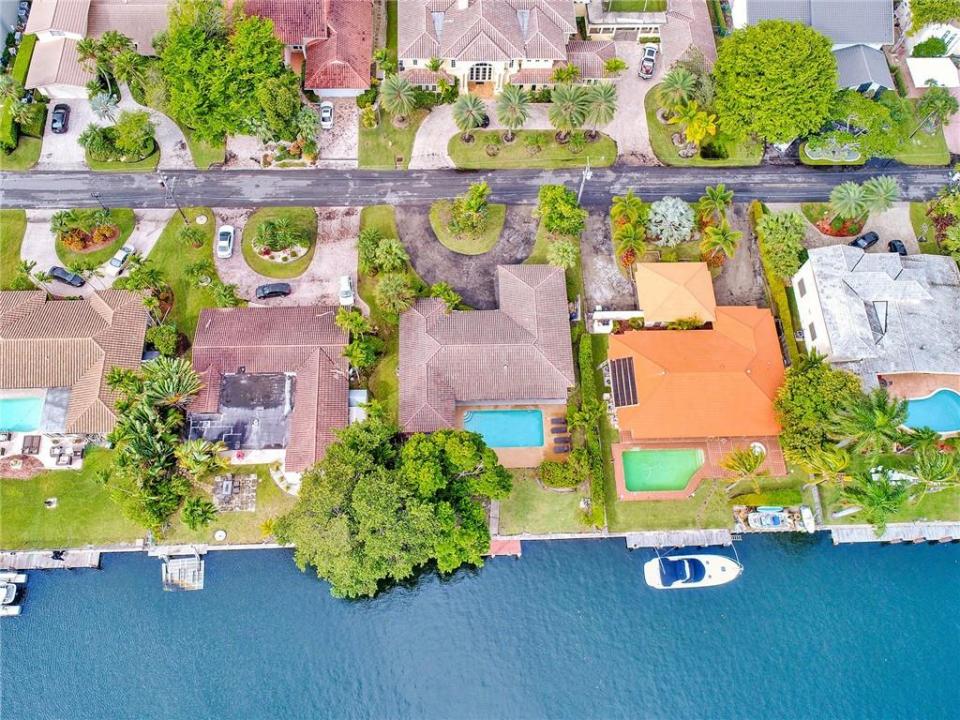 631 Oleander Dr, Hallandale Beach, Florida 33009