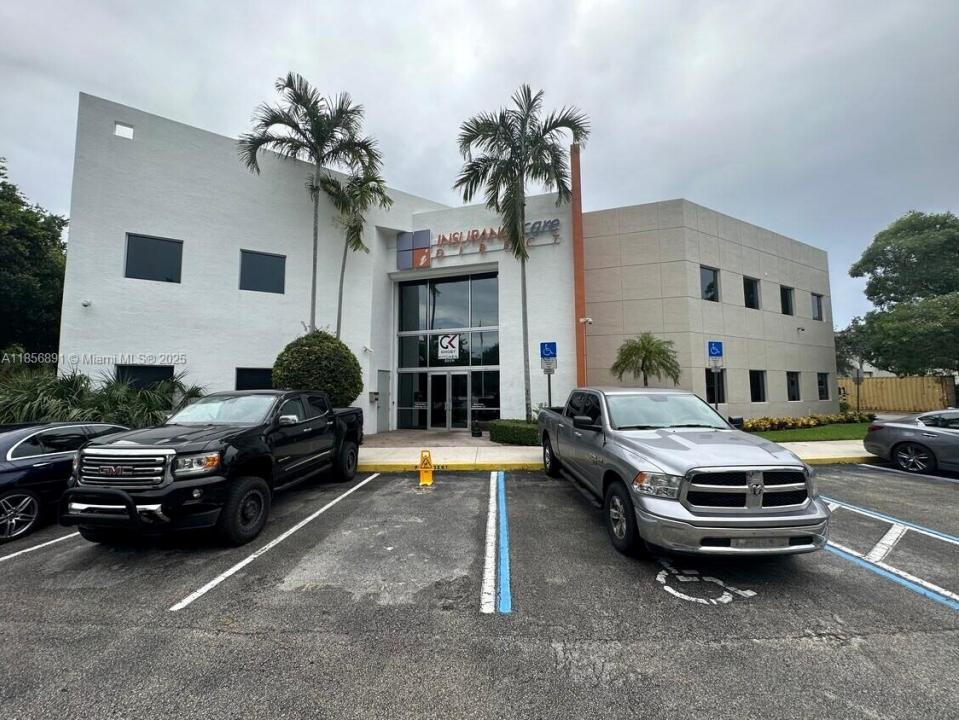 1002 E Newport Center Dr, Deerfield Beach, Florida 33442