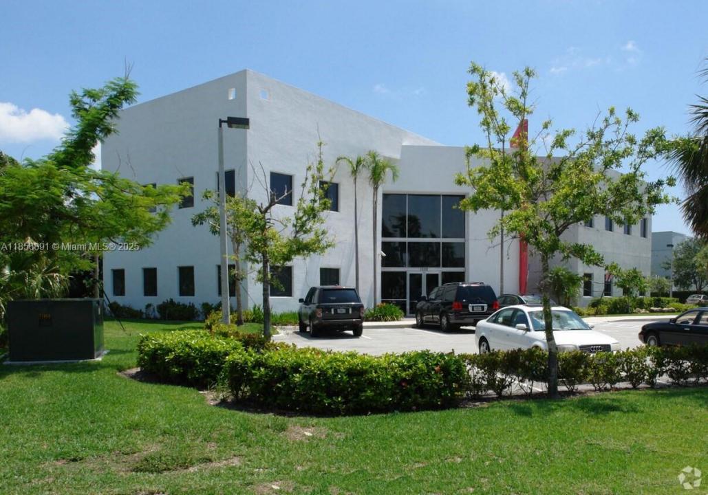 1002 E Newport Center Dr, Deerfield Beach, Florida 33442