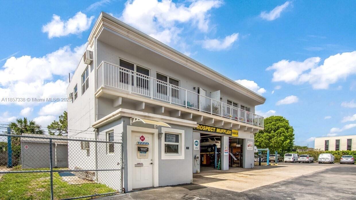 250 NE 44th St, Oakland Park, Florida 33334
