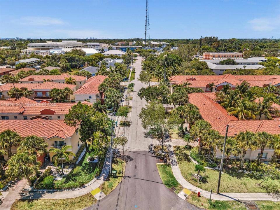 202 NW 14th Ave, Fort Lauderdale, פלורידה 33311, ארצות הברית של אמריקה