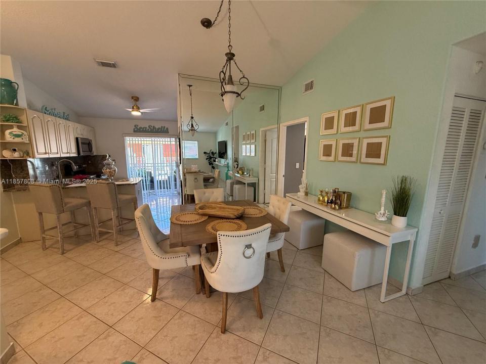 10949 W Okeechobee Rd 202, Hialeah Gardens, Floride 33018, États-Unis