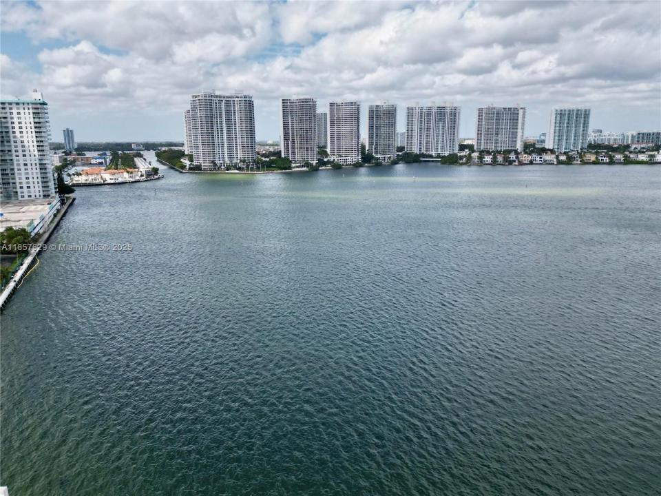 17500 N Bay Rd S907, Sunny Isles Beach, Floryda 33160, USA