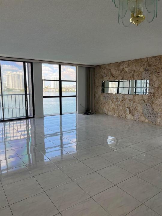 17500 N Bay Rd S907, Sunny Isles Beach, Floryda 33160, USA