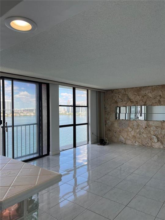 17500 N Bay Rd S907, Sunny Isles Beach, Floryda 33160, USA