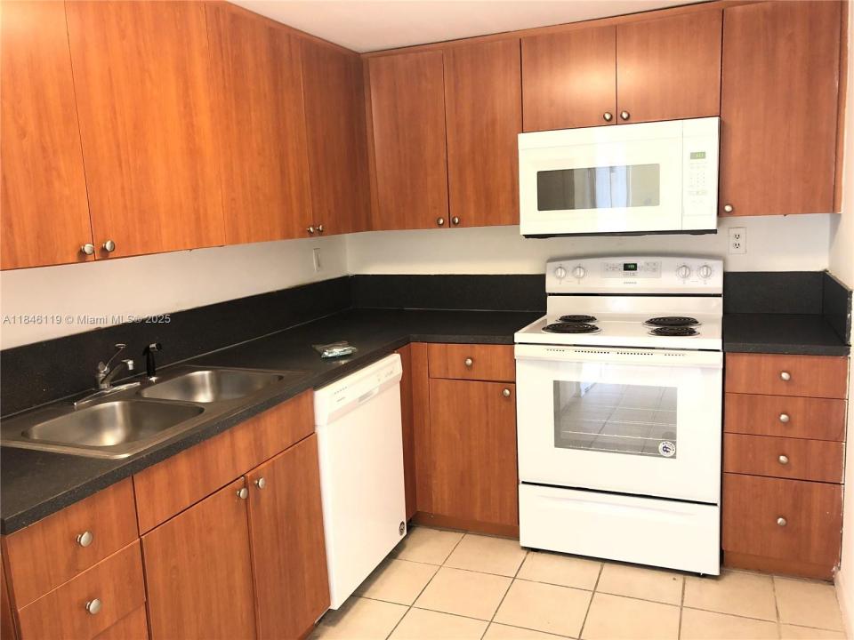8261 NW 8th St 435, Miami, Florida 33126