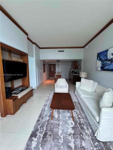 6801 Collins Ave 1002, Miami Beach, Florida 33141, USA