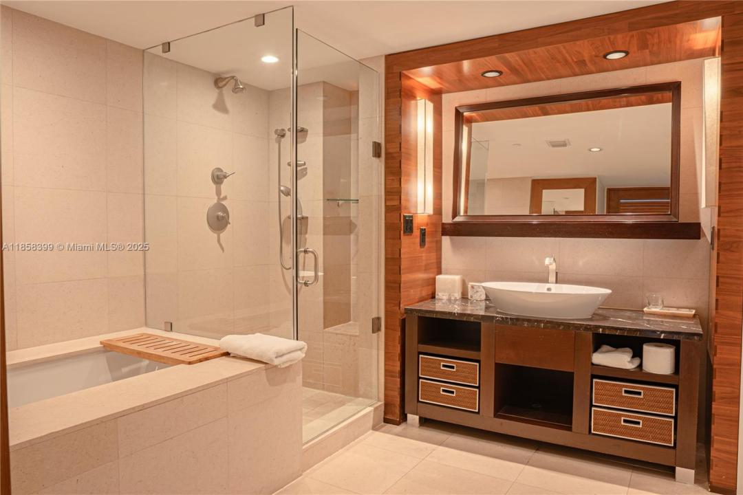 6801 Collins Ave 1002, Miami Beach, Florida 33141, Stati Uniti
