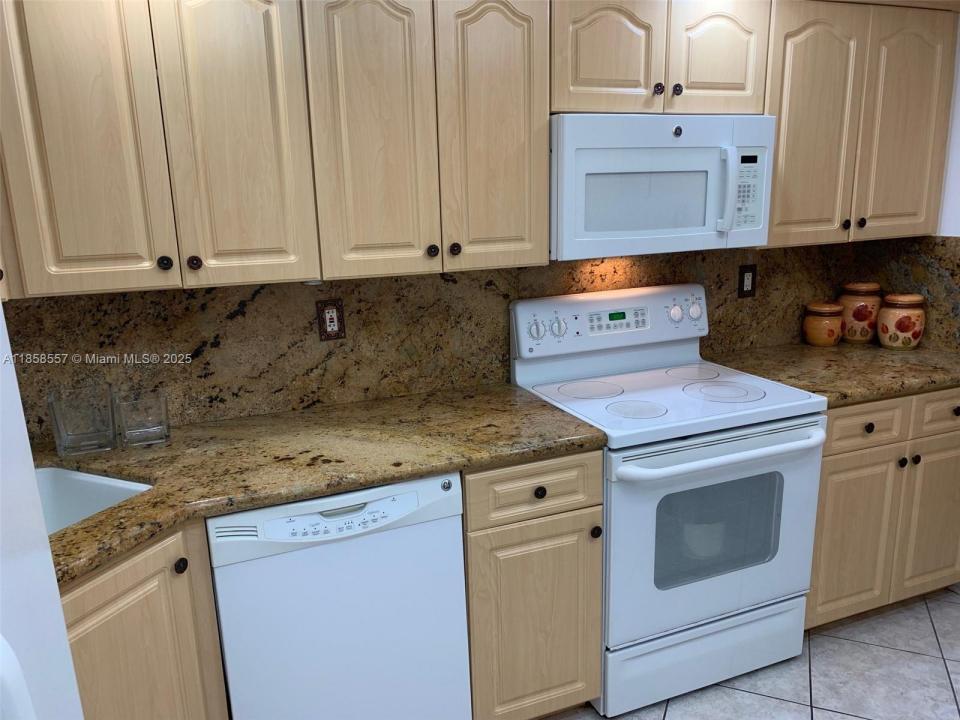 6039 Collins Ave 505, Miami Beach, Florida 33140, Stati Uniti