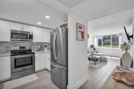9431 Live Oak Pl 108, Davie, Florida 33324, USA