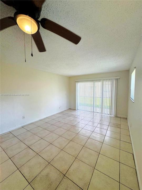 933 W Kalmia Dr 4B, Lake Park, 佛罗里达州 33403, 美国