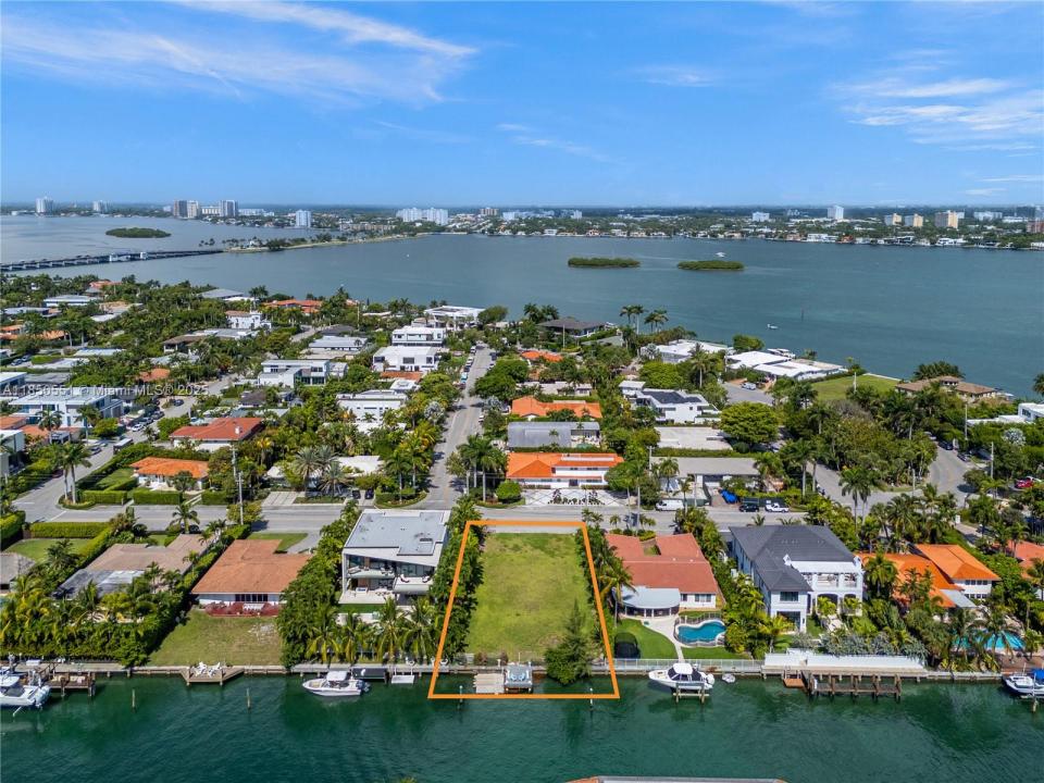 10201 E Broadview Dr, Bay Harbor Islands, Floride 33154, États-Unis