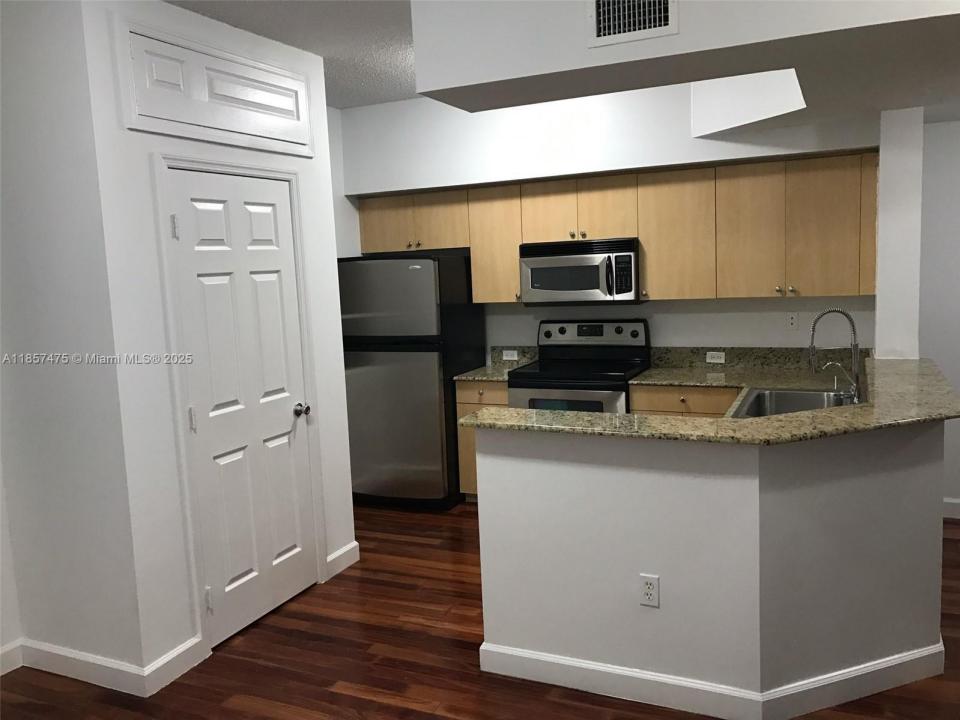 2821 NE 185th St 408, Aventura, Florida 33180, USA