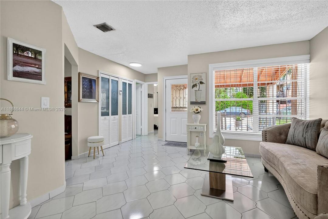 6570 W 2nd Ct 19C, Hialeah, Florida 33012, Amerika Birleşik Devletleri