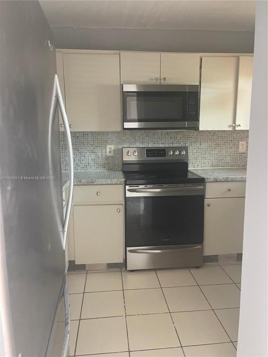2319 W 60th St D106, Hialeah, Flórida 33016, Estados Unidos