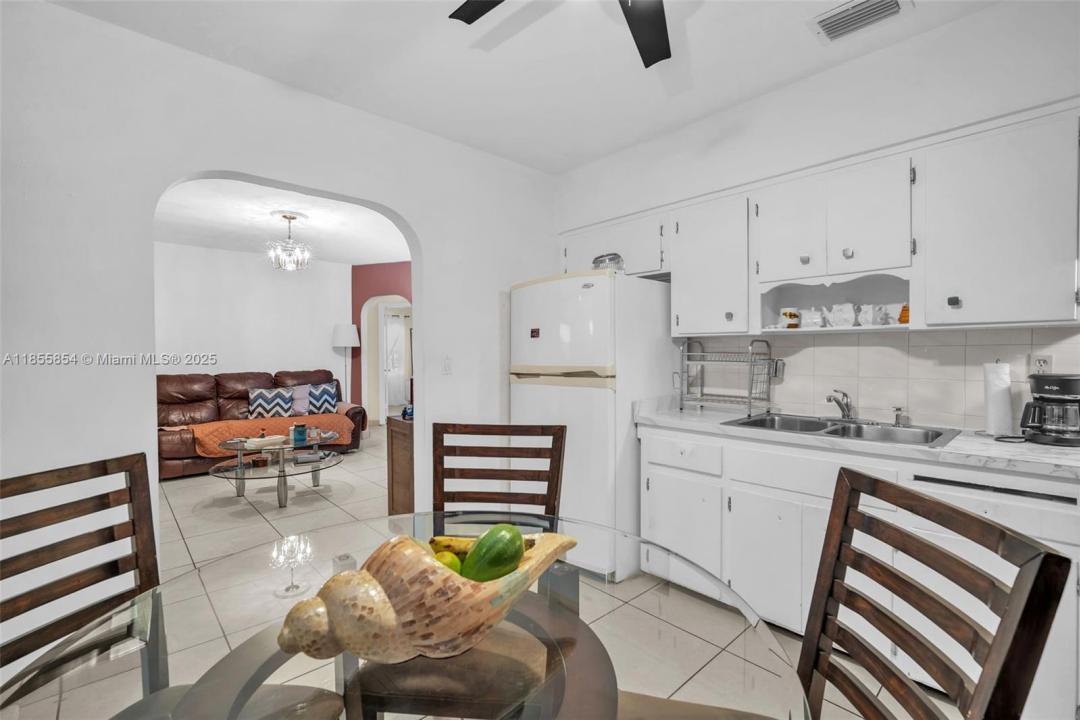3248 NW 102nd St, Miami, Floride 33147, États-Unis