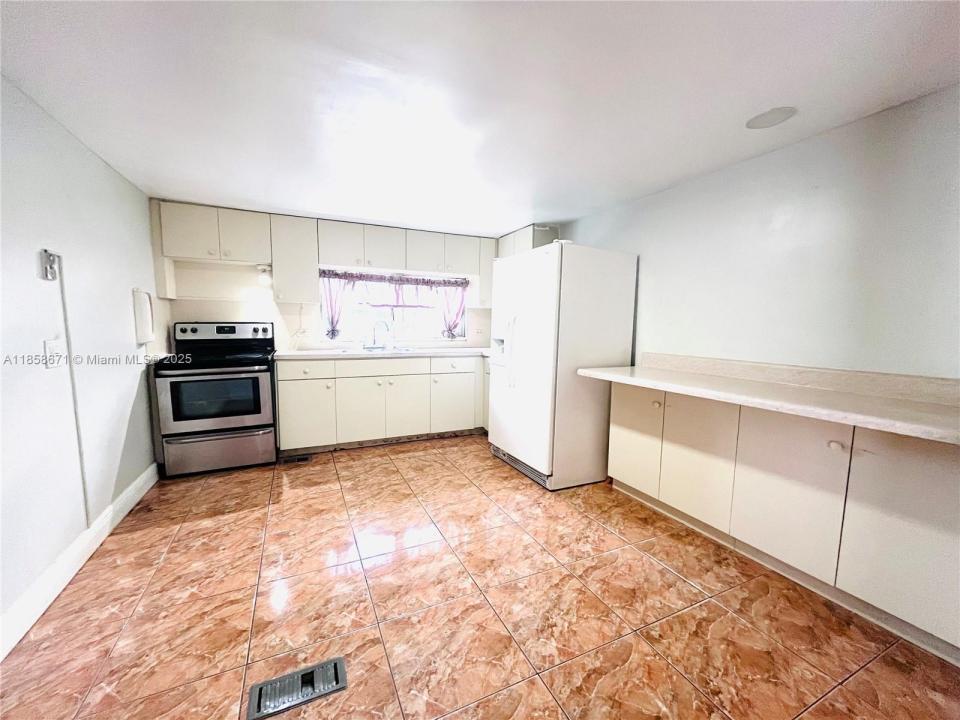 8181 NW South River Dr B223, Medley, Floride 33166, États-Unis