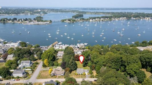 11 West Avenue, Tiverton, Rhode Island 02878, USA