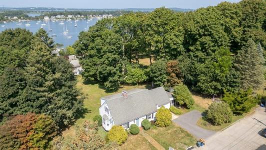11 West Avenue, Tiverton, Rhode Island 02878, USA