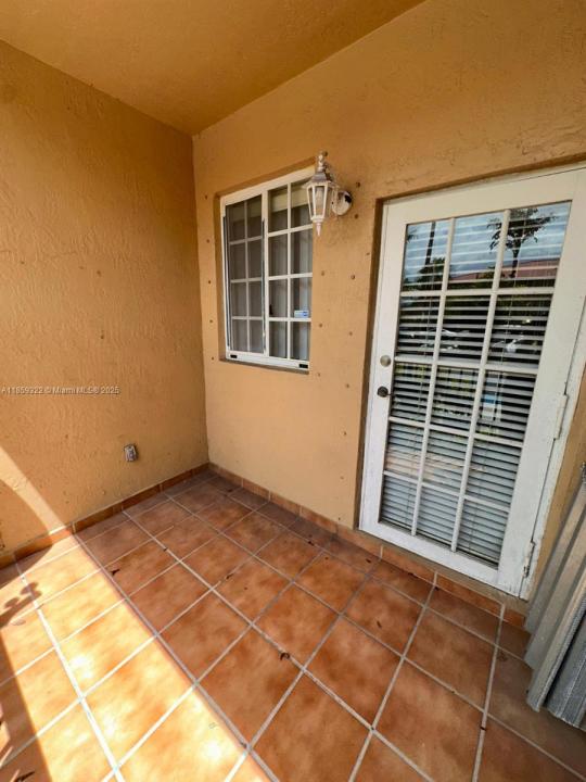 17415 NW 75th Pl 103, Hialeah, Florida 33015, USA