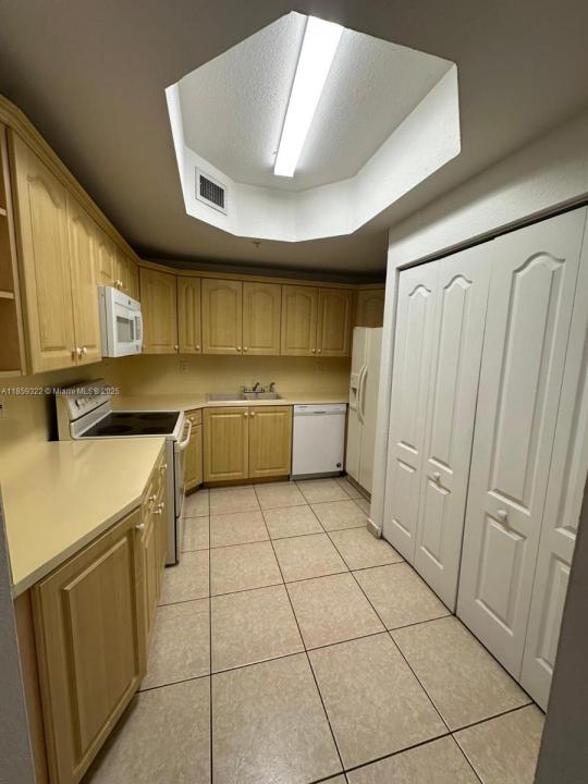 17415 NW 75th Pl 103, Hialeah, Florida 33015, USA