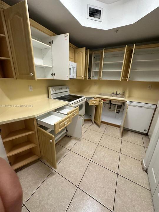 17415 NW 75th Pl 103, Hialeah, Florida 33015, USA
