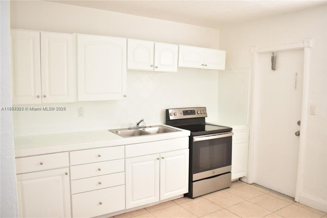 633 NW 6th Ct 1N, Hallandale Beach, Florida 33009