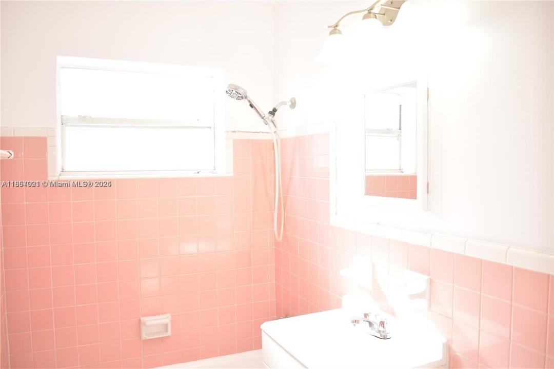 633 NW 6th Ct 1N, Hallandale Beach, Florida 33009