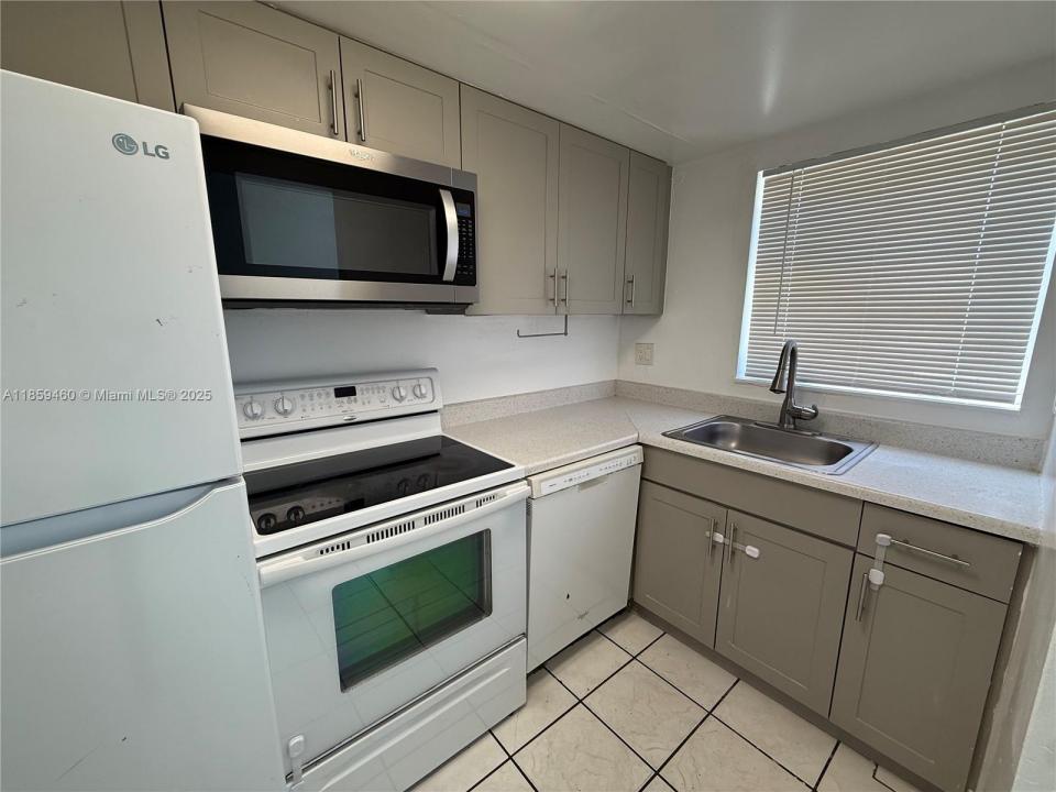 2454 NW 52nd Ave 2454, Lauderhill, Флорида 33313, Соединенные Штаты