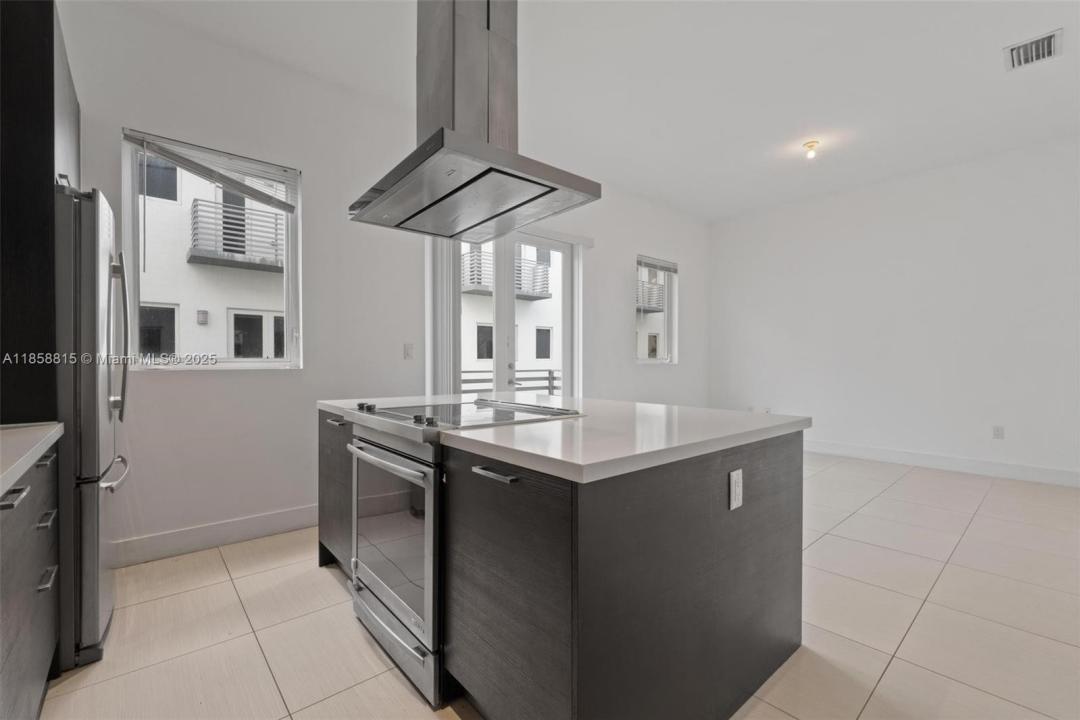9161 NW 33rd St, Doral, Florida 33172, Amerika Birleşik Devletleri