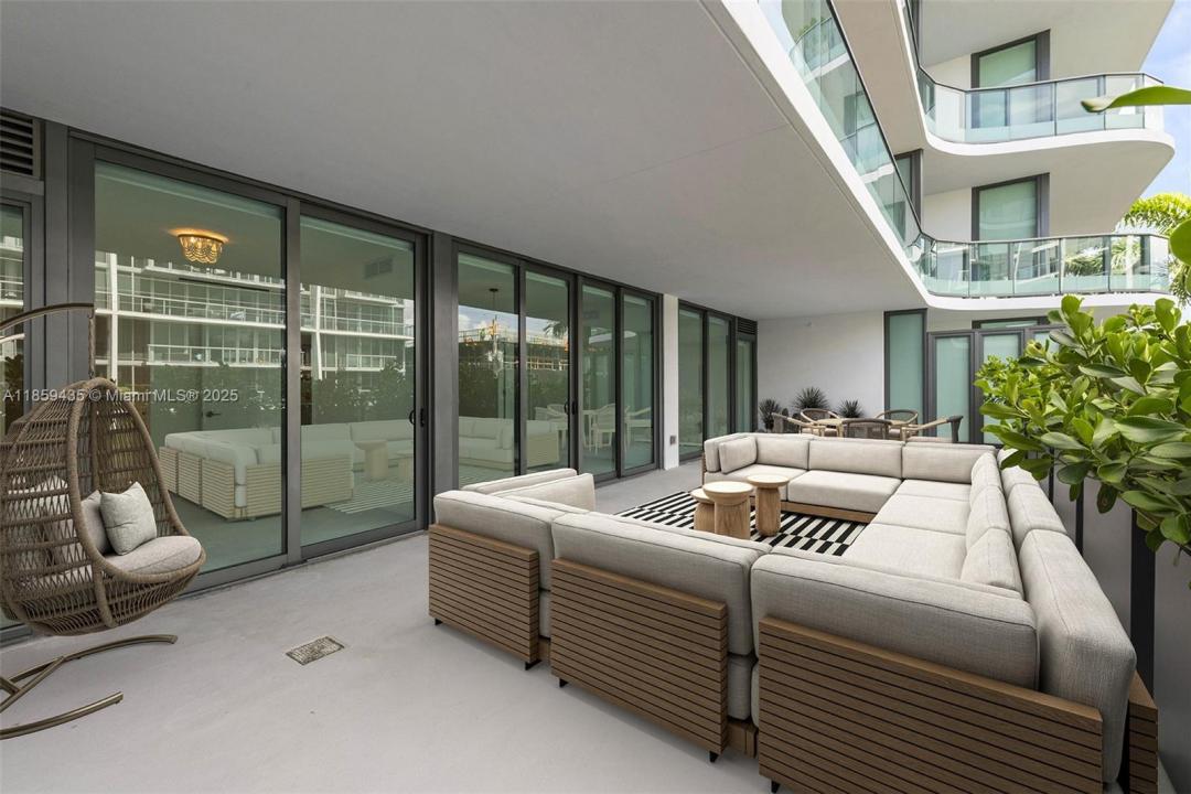 9901 W Bay Harbor 302, Bay Harbor Islands, 佛罗里达州 33154, 美国