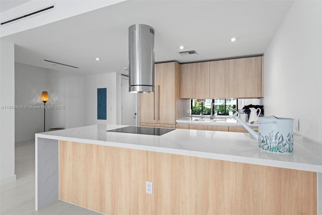 9901 W Bay Harbor 302, Bay Harbor Islands, 佛罗里达州 33154, 美国