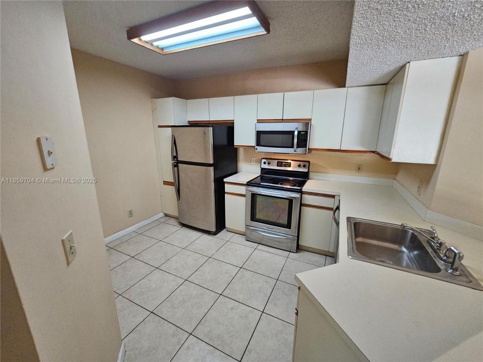 8701 Wiles Rd 305, Coral Springs, Floryda 33067, USA