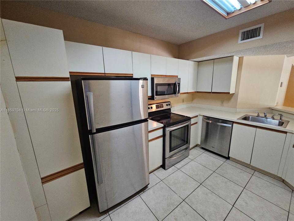 8701 Wiles Rd 305, Coral Springs, Floryda 33067, USA