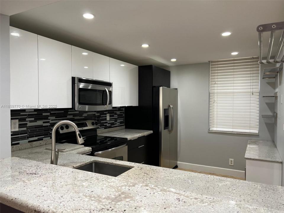 2767 S Carambola Cir S 201, Coconut Creek, Floryda 33066, USA