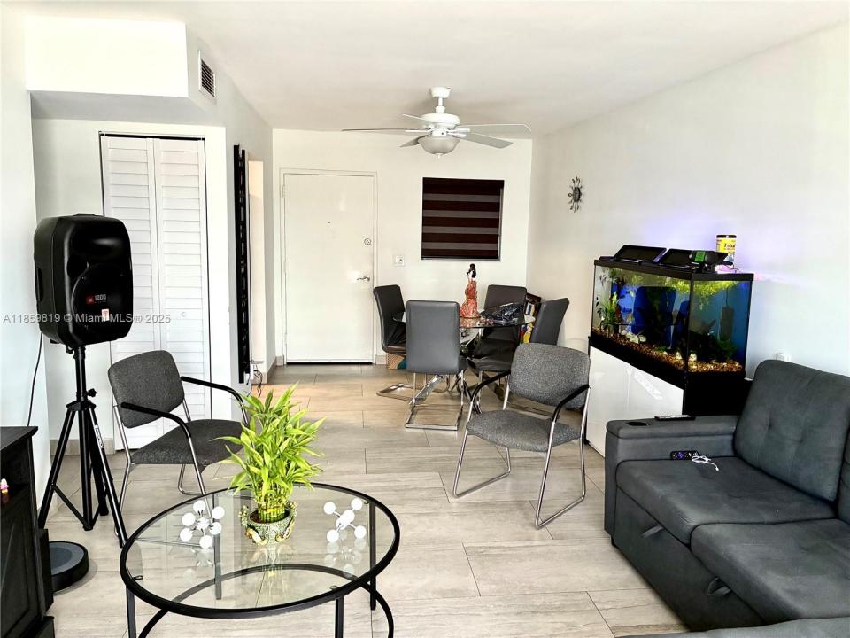 6820 W Flagler St 405, Miami, Flórida 33144, Estados Unidos