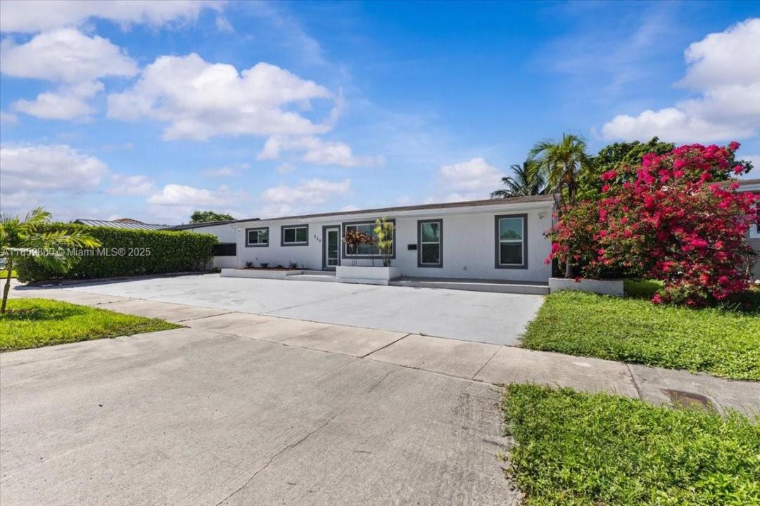 528 W 45th Pl, Hialeah, 佛羅里達州 33012, 美國