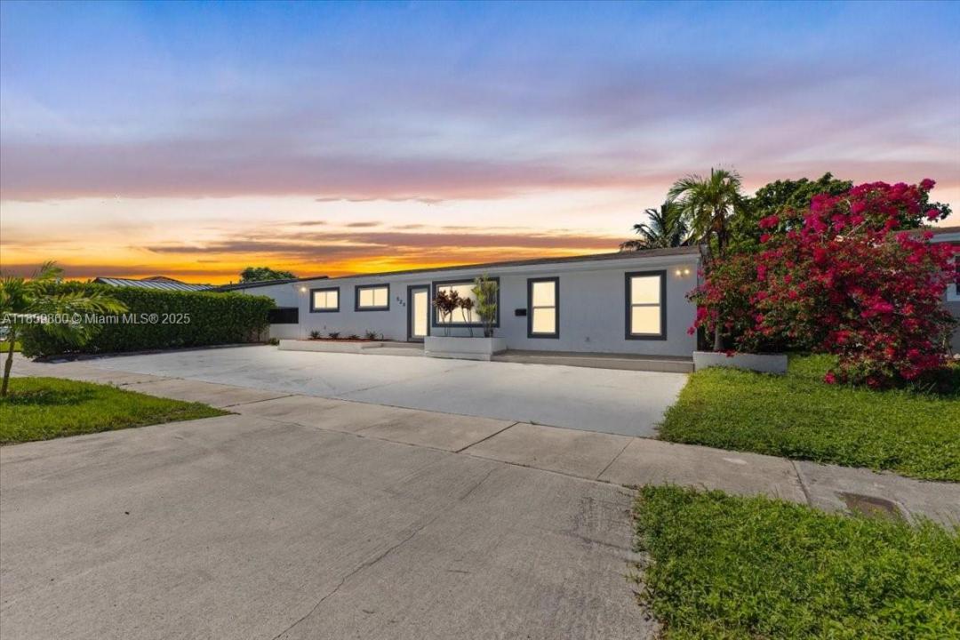 528 W 45th Pl, Hialeah, 佛羅里達州 33012, 美國