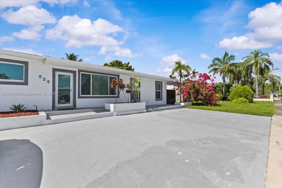 528 W 45th Pl, Hialeah, 佛羅里達州 33012, 美國